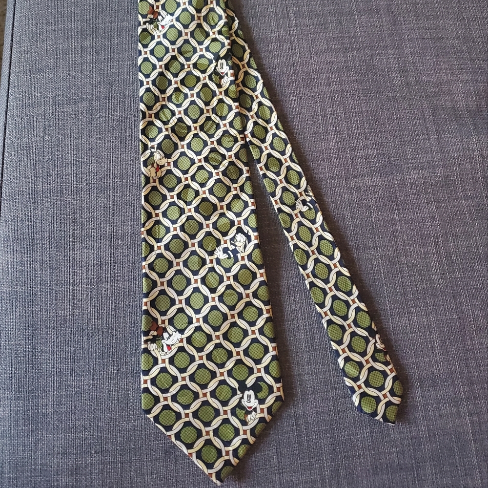 Disney green silk tie with chain print, Mickey, Donald Duck and Goofy